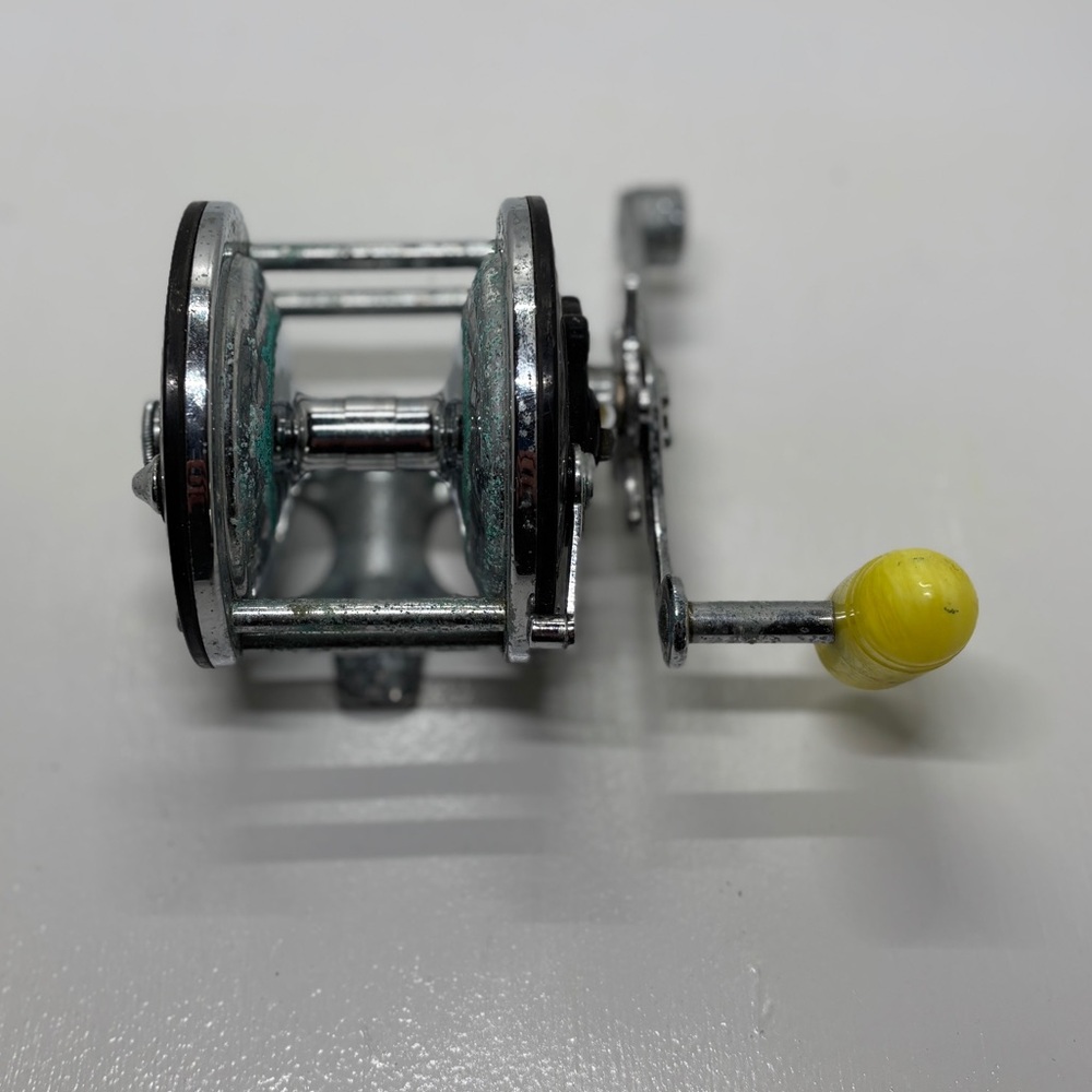 Penn Long Beach 60 Conventional Saltwater Fishing Reel Yellow Handle Vintage - Picture 2 of 7